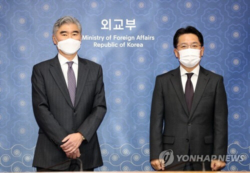 노규덕 한반도본부장이 지난 3월 19일 외교부를 방문한 성 김 미 국무부 동아태 차관보 대행을 면담하기 전 기념촬영을 하고 있는 모습. [연합뉴스]